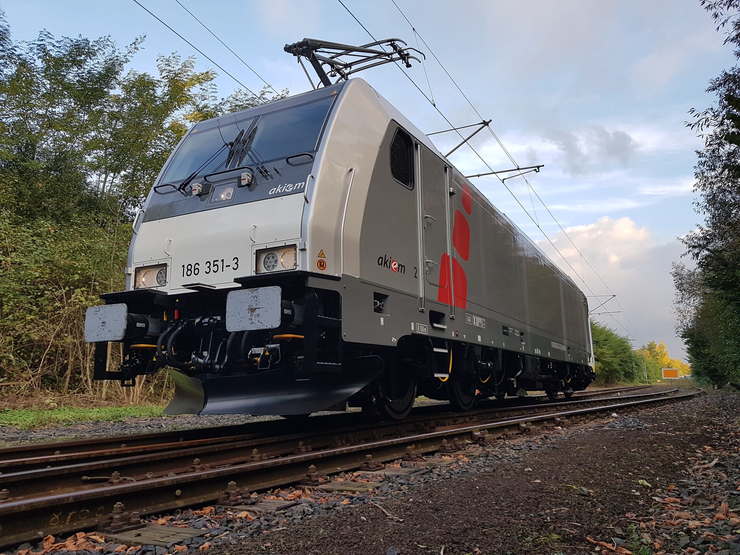 Alstom und Akiem unterzeichnen Verträge über Ersatzteilversorgung sowie Instandhaltung von On-Board- Signaltechnik für Traxx-Lokomotiven